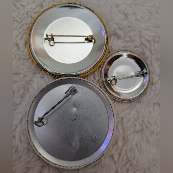 Vintage Pins: Bundle of Canada Love Buttons - Picture 3 of 3